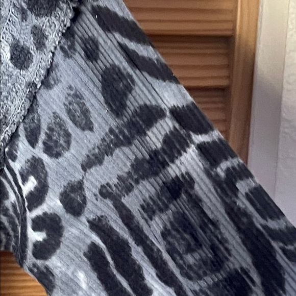 T Party Patterned Gray and Black Top Size L - Picture 7 of 7